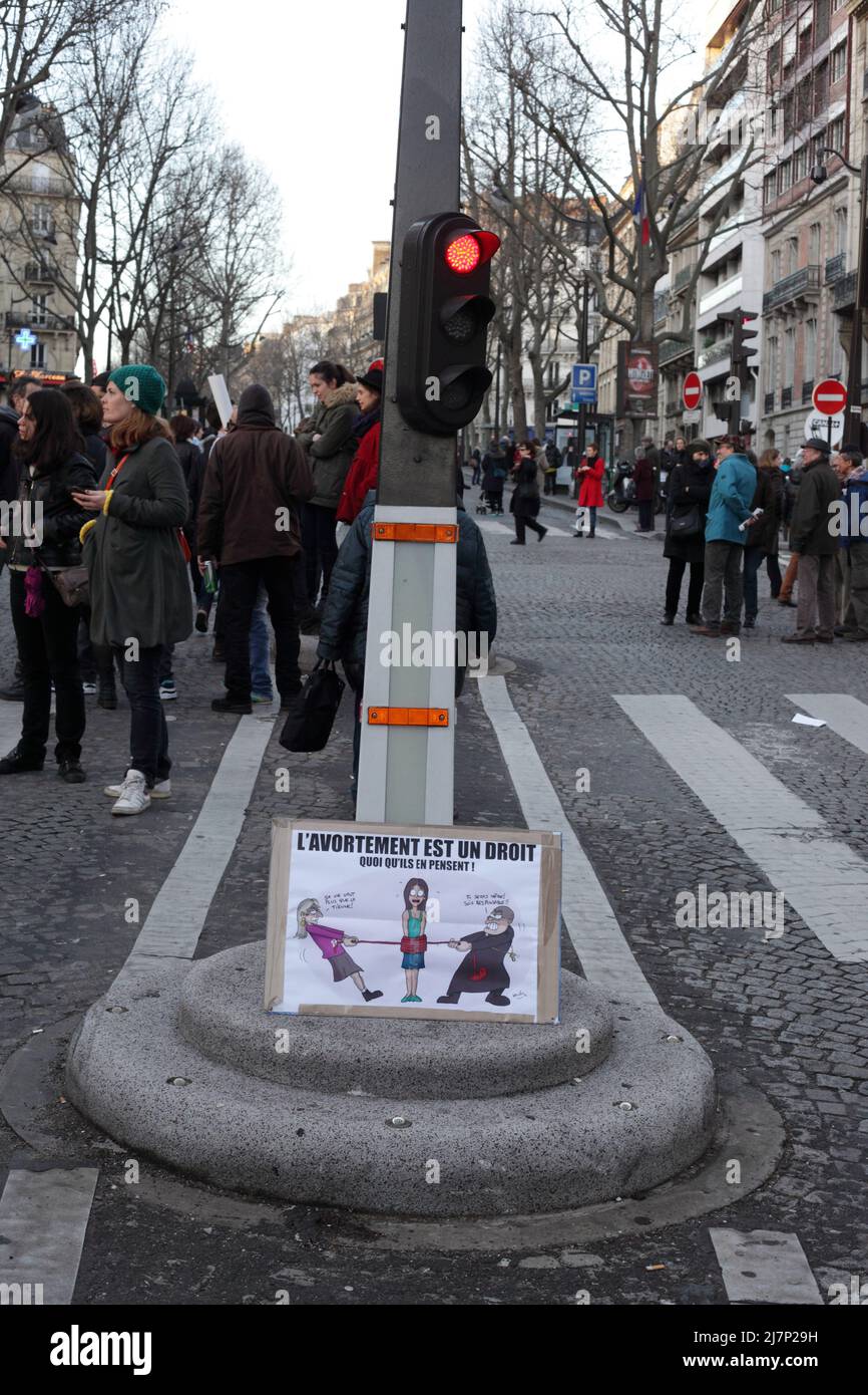 Paris : Manifestation contre le projet de loi anti-avortement en Espagne 01er février 2014. Feu rouge. 'L'avortement est un droit' Stock Photo