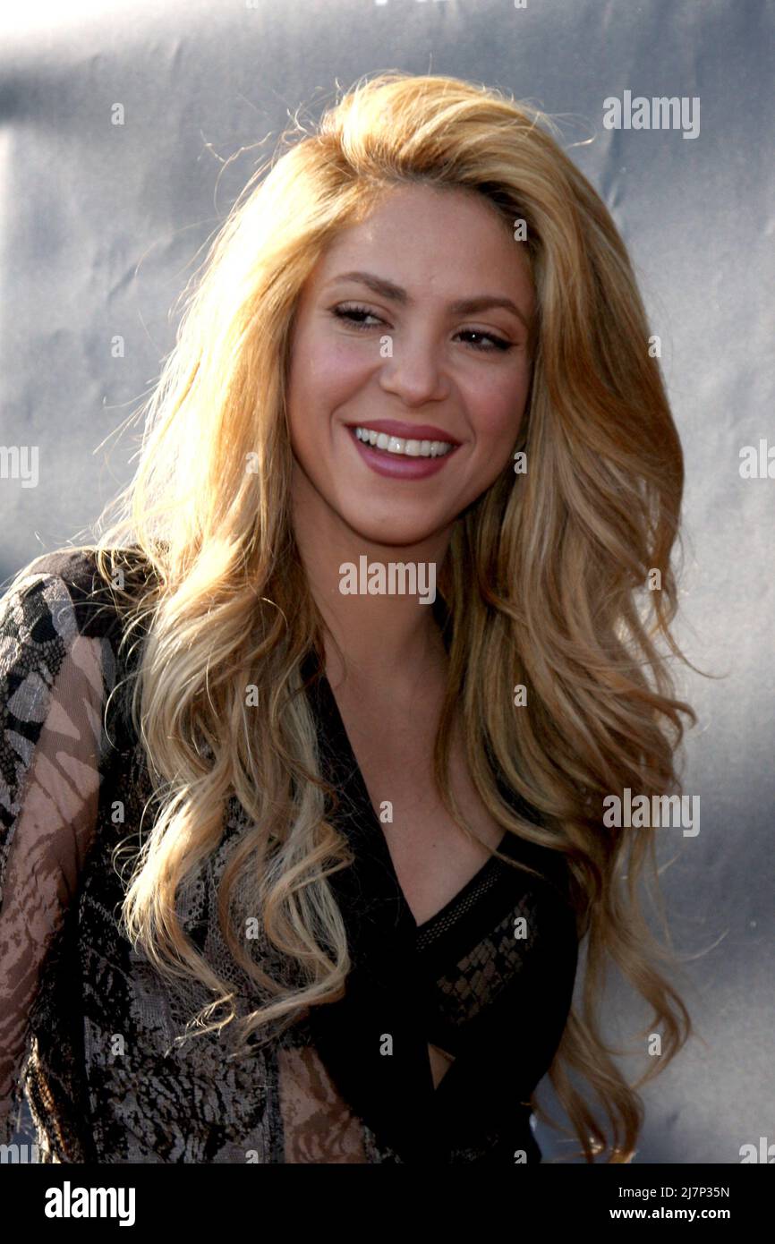 LOS ANGELES - APR 3: Shakira at the "The Voice" Judges Photocall