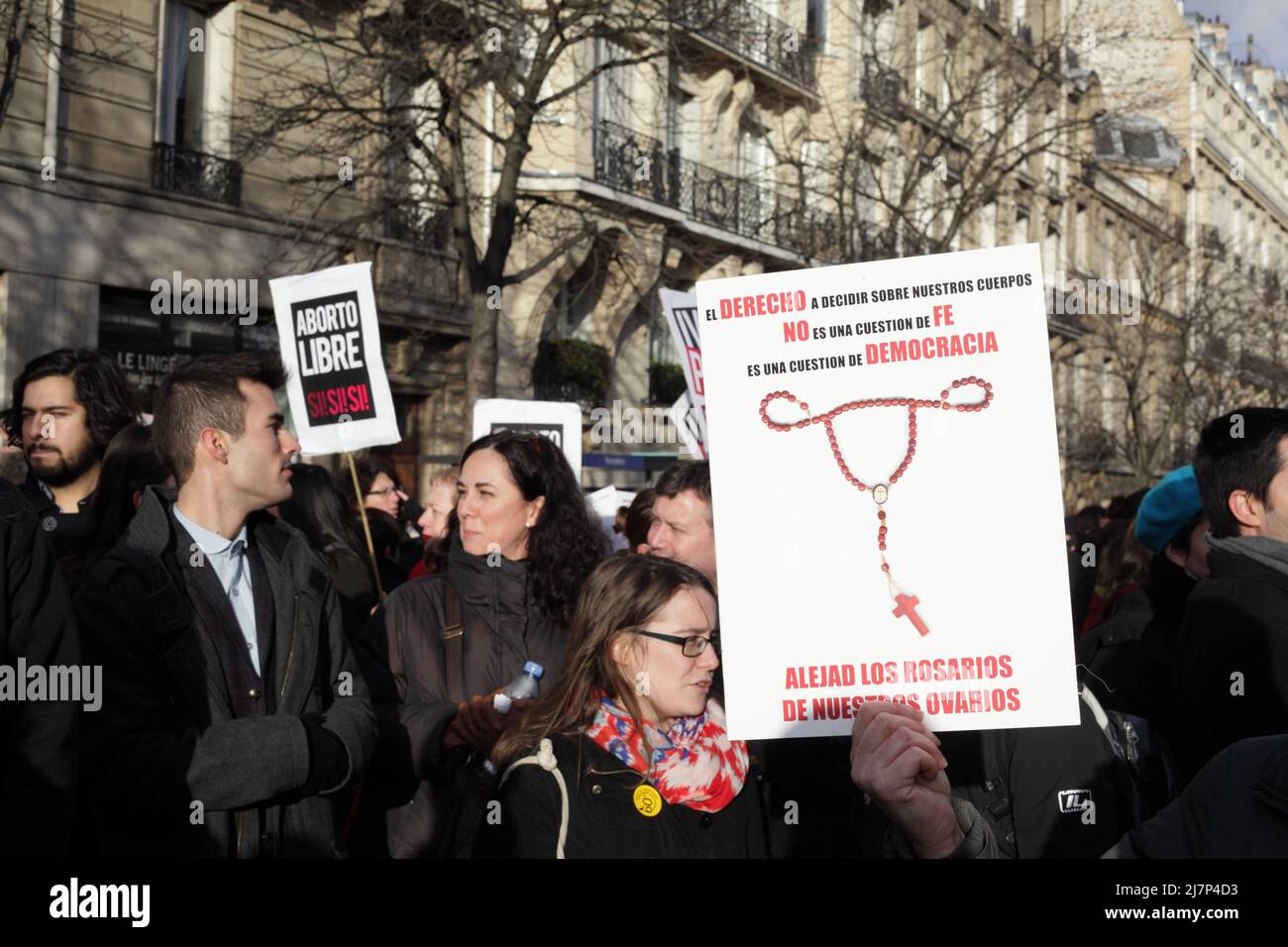 Paris : Manifestation contre le projet de loi anti-avortement en Espagne 01er février 2014. Panneaux Aborto libre et Alejad Los Rosarios Stock Photo