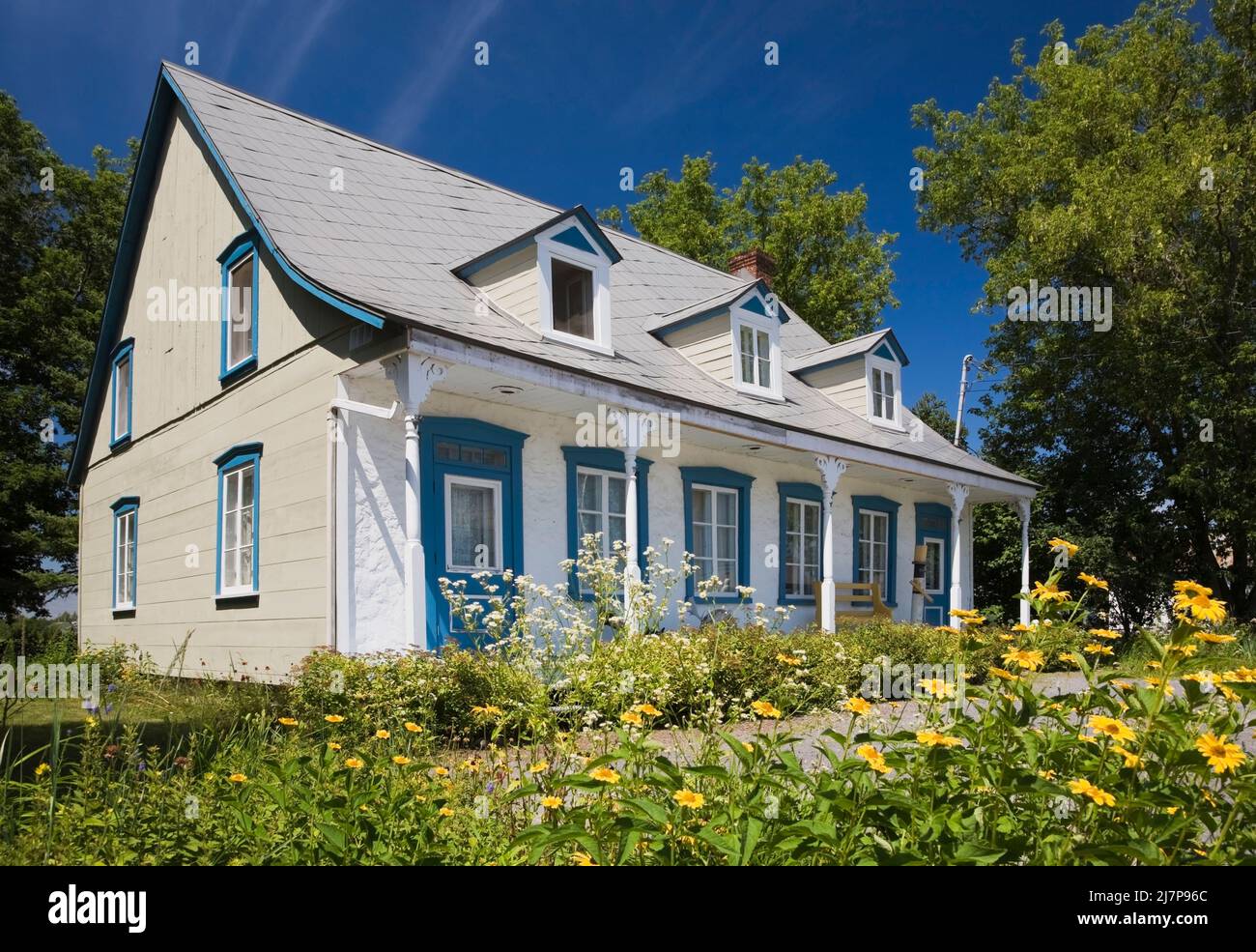 White house blue trim hi-res stock photography and images - Alamy