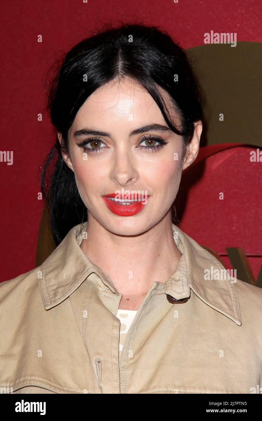 LOS ANGELES - MAR 1: Krysten Ritter at the QVC 5th Annual Red Carpet