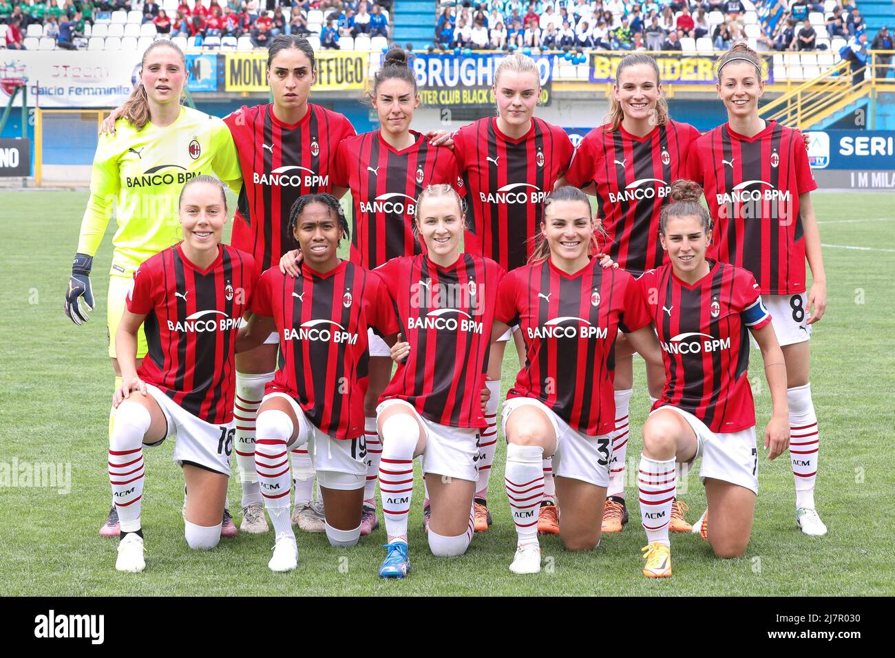 ubetinget Tag et bad omhyggeligt Milan, Italy. 7th May, 2022. Italy, Milan, may 7 2022: ac Milan starting  line up in center field for team photo during football game FC INTER vs AC  MILAN, Women Serie A