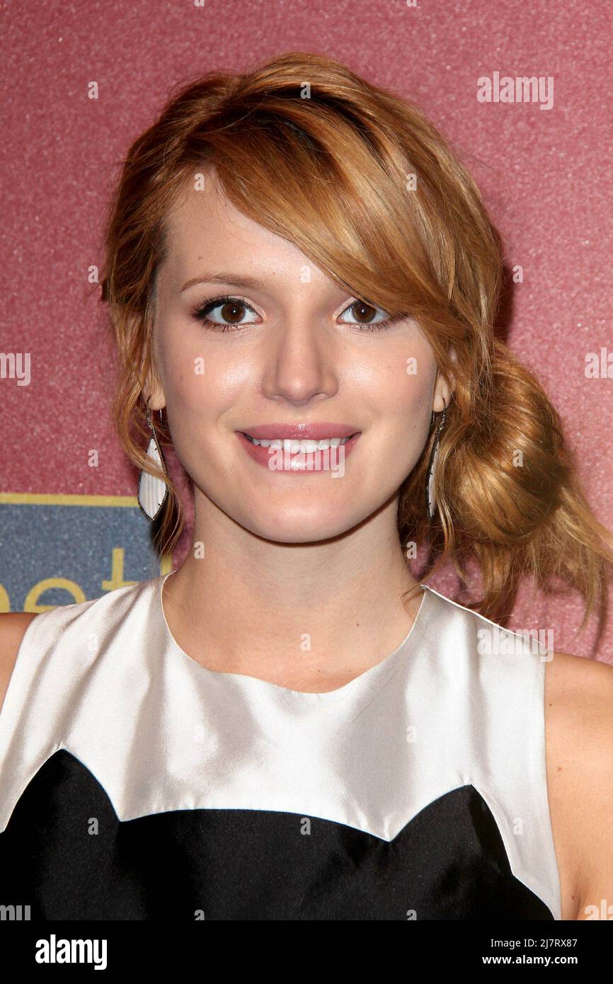 LOS ANGELES - MAR 1: Bella Thorne at the QVC 5th Annual Red Carpet
