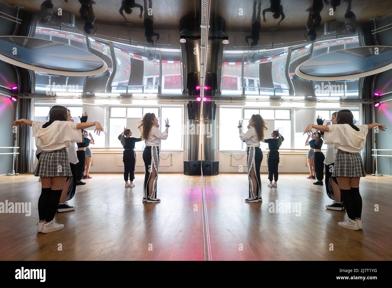 10 May 2022, Hessen, Frankfurt/Main: Dance teacher Samira (M) shows a step  in a choreography in front of a mirror during a K-pop dance class. K-Pop  refers to Korean-language pop music. On