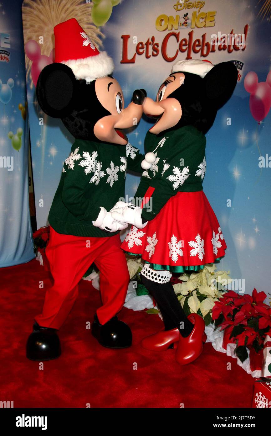 LOS ANGELES - DEC 11: Mickey Mouse, Minnie Mouse at the "Disney on Ice" Red  Carpet Reception at the Staples Center on December 11, 2014 in Los Angeles,  CA Stock Photo - Alamy
