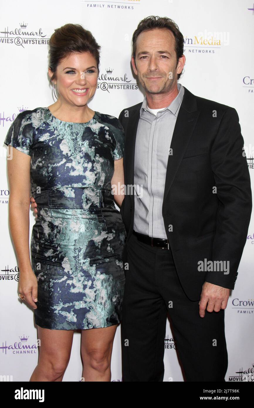 LOS ANGELES - NOV 4: Tiffani Thiessen, Luke Perry at the Hallmark