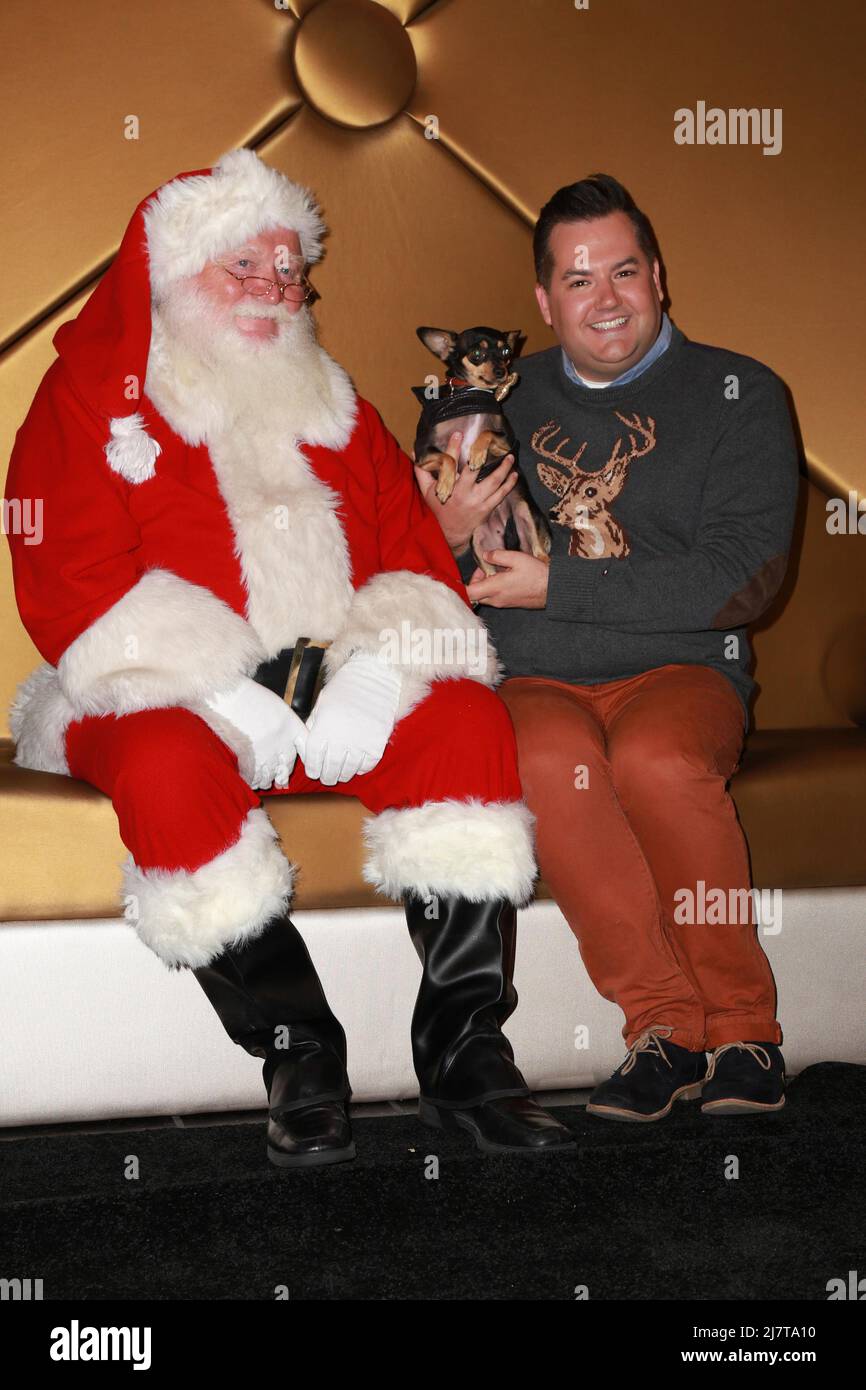 LOS ANGELES NOV 13 Ross Mathews at the Holiday Pet Portraits Kick