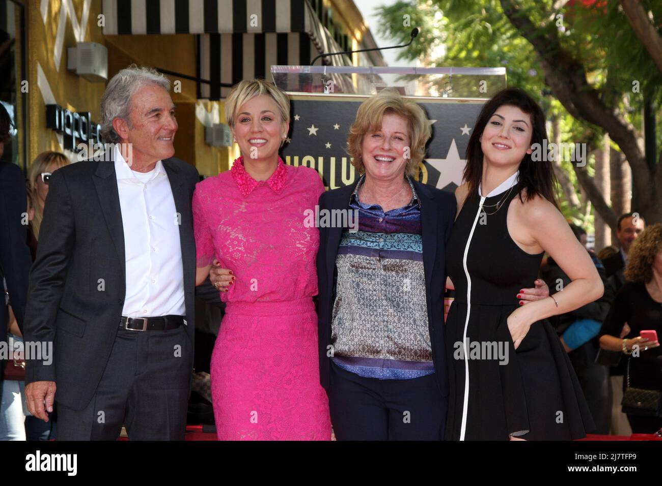 LOS ANGELES - OCT 29: Gary Cuoco, Kaley Cuoco, Layne Cuoco, Briana