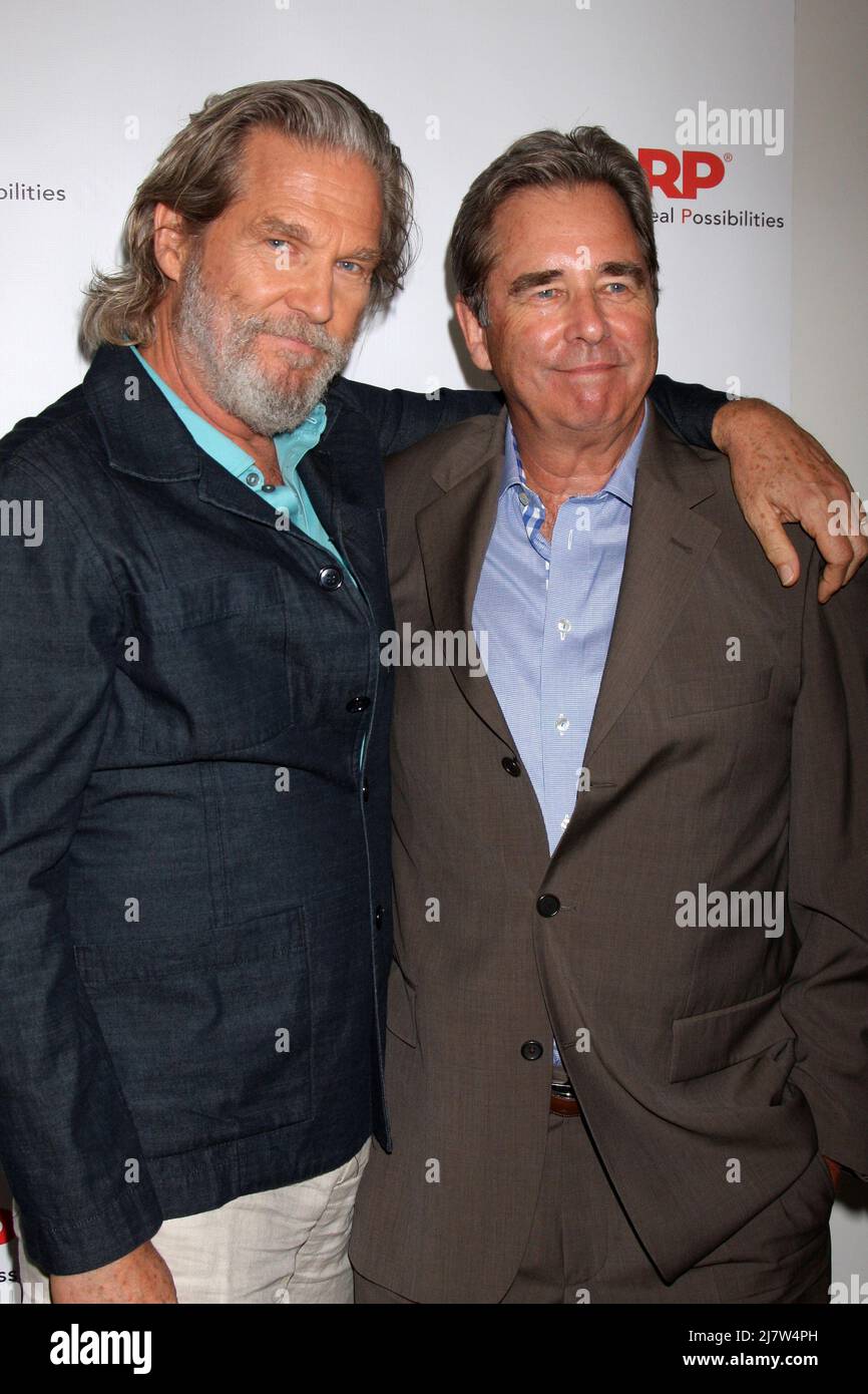 LOS ANGELES AUG 1 Beau Bridges (Brown suit), Jeff Bridges at the