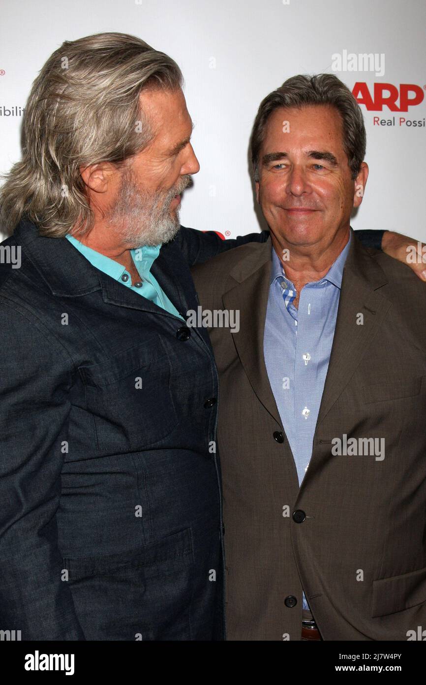 LOS ANGELES AUG 1 Beau Bridges (Brown suit), Jeff Bridges at the