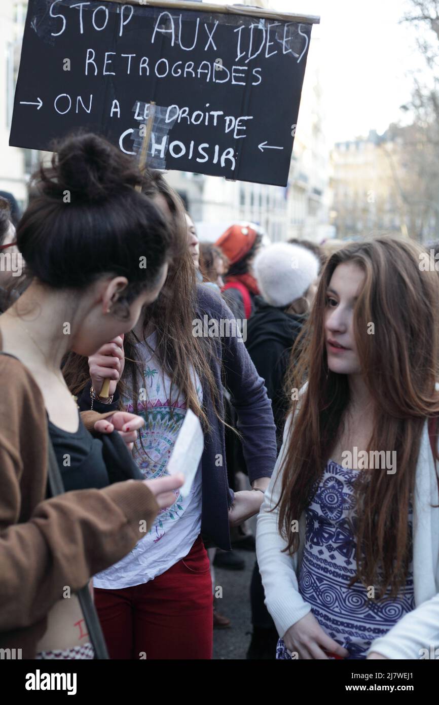Paris : Manifestation contre le projet de loi anti-avortement en Espagne 01er février 2014. 'Stop aux idées rétrogrades. On a le droit de choisir'. Stock Photo