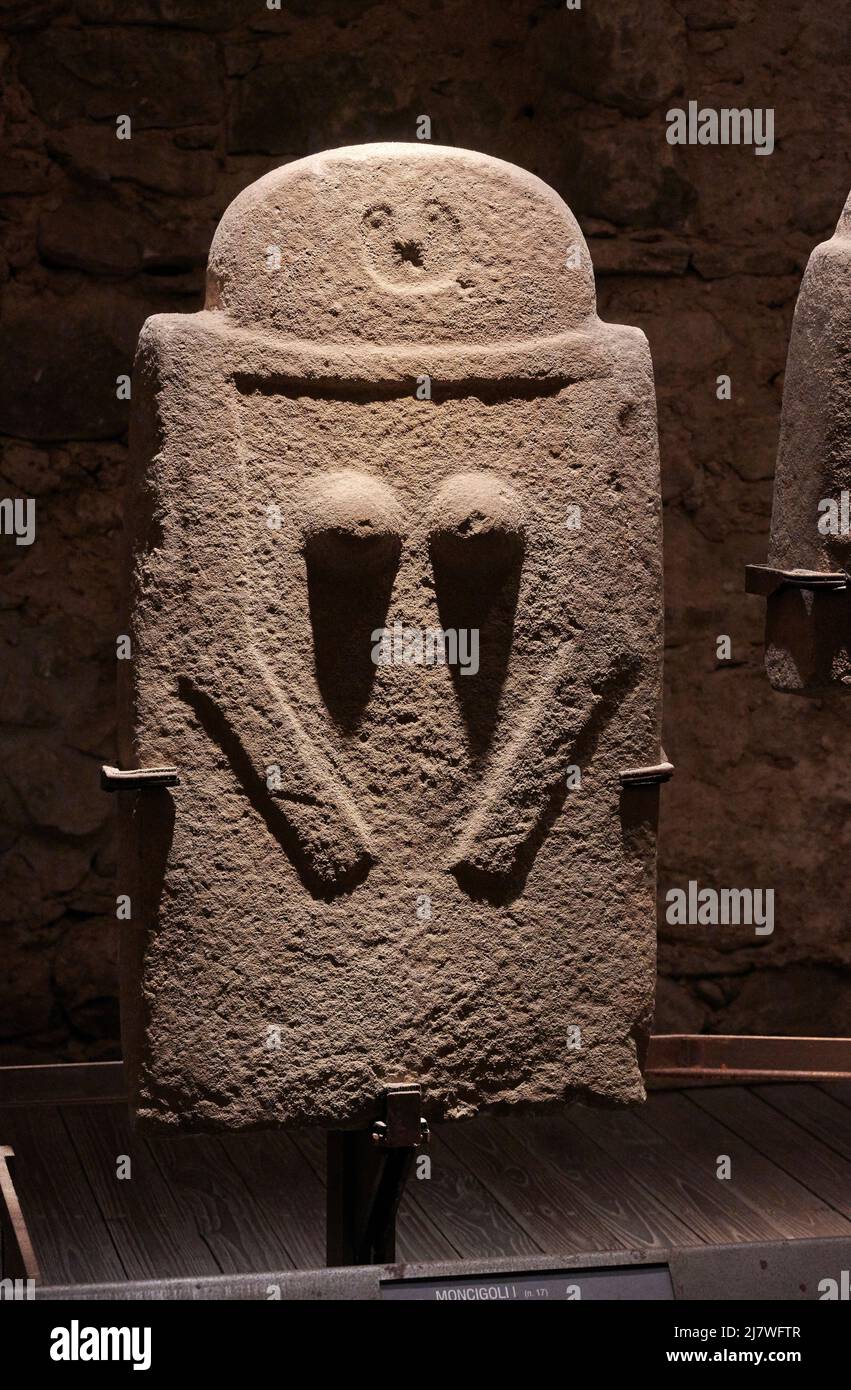 Moncigoli I, figura femminile  - statua stele  in pietra arenaria - IV-III millennio a.C. - Pontremoli (Ms),Italia, Museo Statue Stele Lunigiane Stock Photo