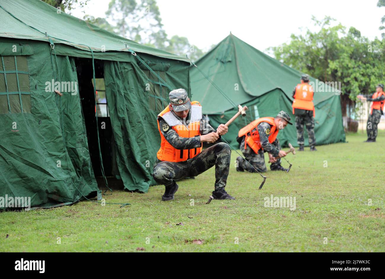 QINZHOU, CHINA - MAY 11, 2022 - Armed police officers and soldiers set up relief tents in Qinzhou city, South China's Guangxi Zhuang Autonomous Region Stock Photo