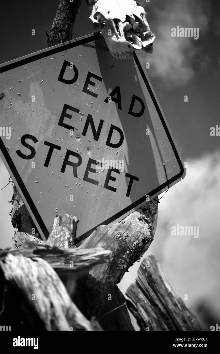 Dead End, Black and White