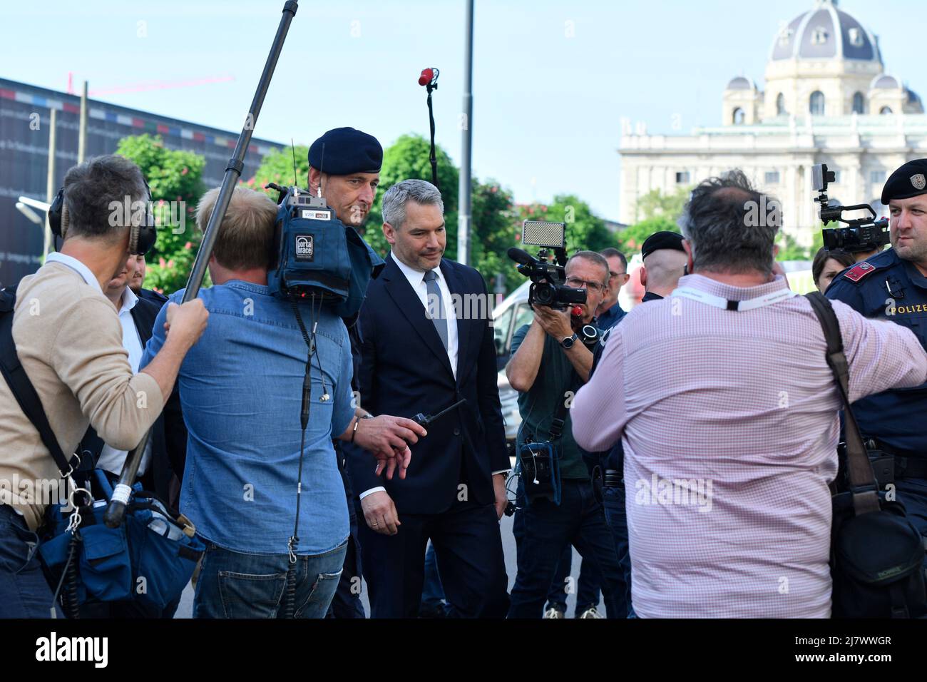 Vienna, Austria. 11 May 2022. Federal Chancellor Nehammer (ÖVP) on his way to the Presidential Chancellery for the swearing-in ceremony for the new government members. Credit: Franz Perc/Alamy Live News Stock Photo