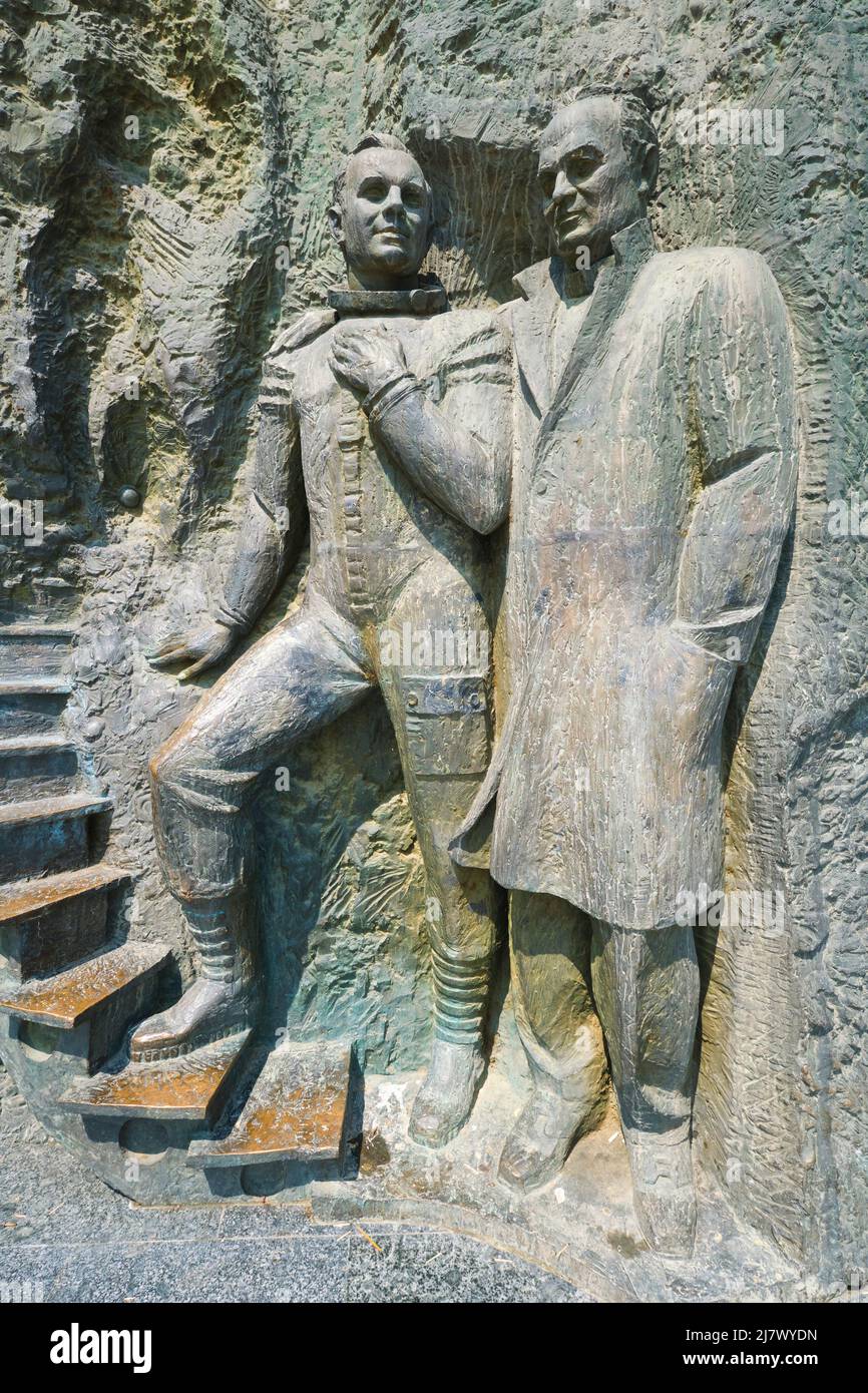Lab technician and cosmonaut on the East facing side. At the Cosmonaut Monument complex in Tashkent, Uzbekistan. Stock Photo