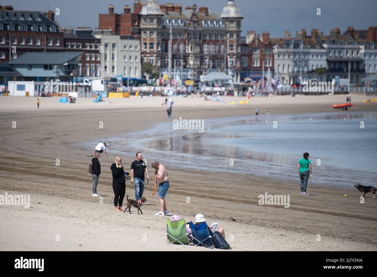 Weymouth, Dorset, UK. 6th May 2022. Day-trippers and holiday makers enjoy the beach at Weymouth in Dorset on one of the hottest days of the year. Stock Photo