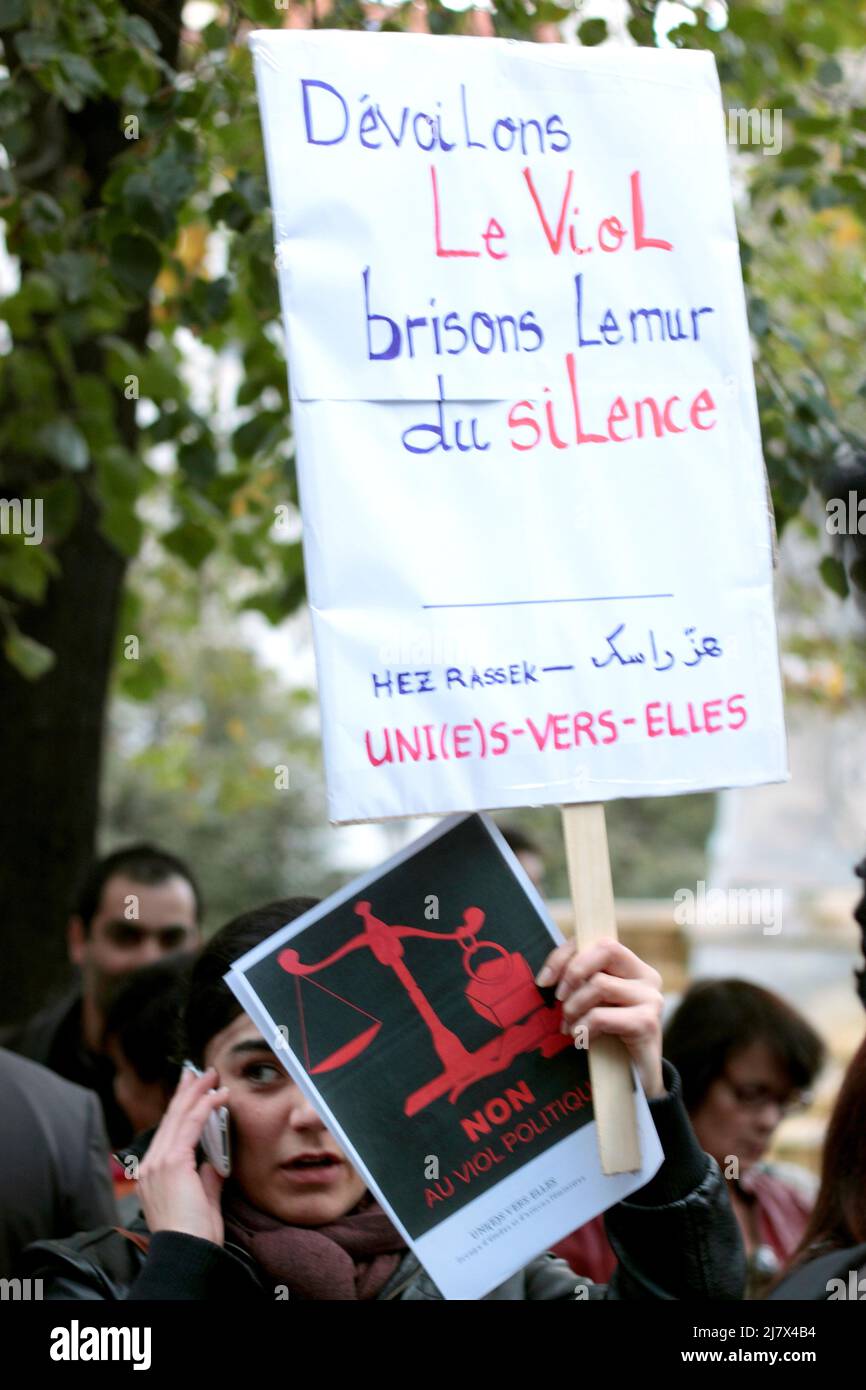 Panneau 'dévoilons le viol, brisons le mur du silence' à la Manifestation de soutien à Paris à une victime de viol qui se retrouve accusée en Tunisie Stock Photo