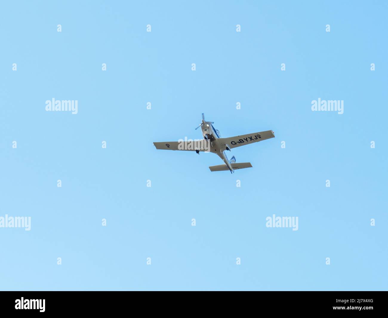 Light aircraft flying hi-res stock photography and images - Alamy