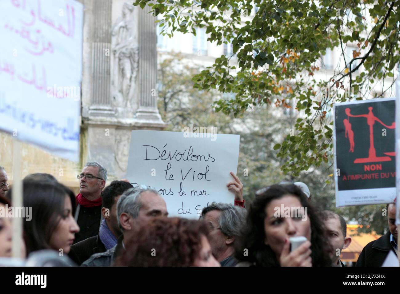Affiche 'Dévoilons le viol, brisons le mur du silence' : Manifestation de soutien à Paris à une victime de viol qui se retrouve accusée en Tunisie Stock Photo