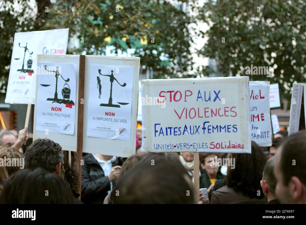 Manifestation de soutien à Paris à une victime de viol qui se retrouve accusée en Tunisie Stock Photo