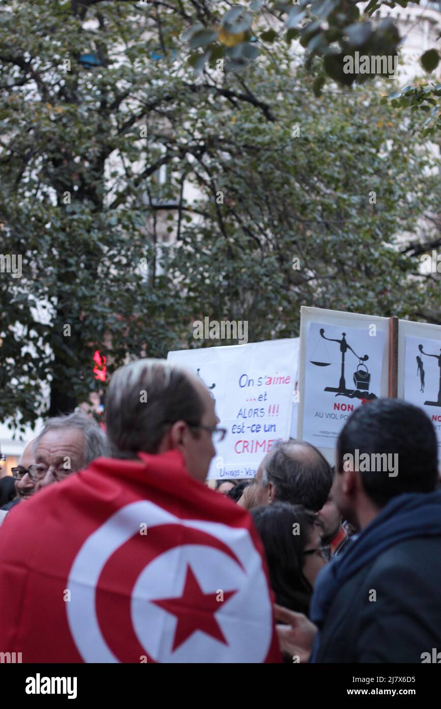 Manifestation de soutien à Paris à une victime de viol qui se retrouve accusée en Tunisie Stock Photo