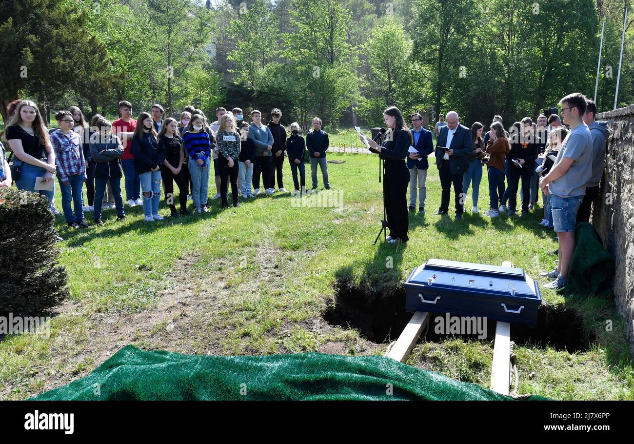 Schleiden, Germany. 11th May, 2022. Pupils of the Johannes-Sturmius-Gymnasium say goodbye to the coffin with the bones of a school skeleton at the cemetery, where they will be buried. The real skeleton of an unknown woman, christened Anh Bian (Vietnamese for mysterious peace) by the students, had served as a visual object for the students in biology classes since 1952. It has since been replaced by a plastic model. Credit: Roberto Pfeil/dpa/Alamy Live News Stock Photo