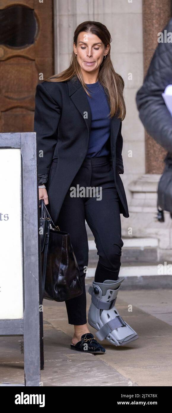 pic shows:  handbags at dawn   Coleen Rooney leaves as leaves  the High Court today 10.5.22       Picture by Gavin Rodgers/ Pixel8000 Stock Photo
