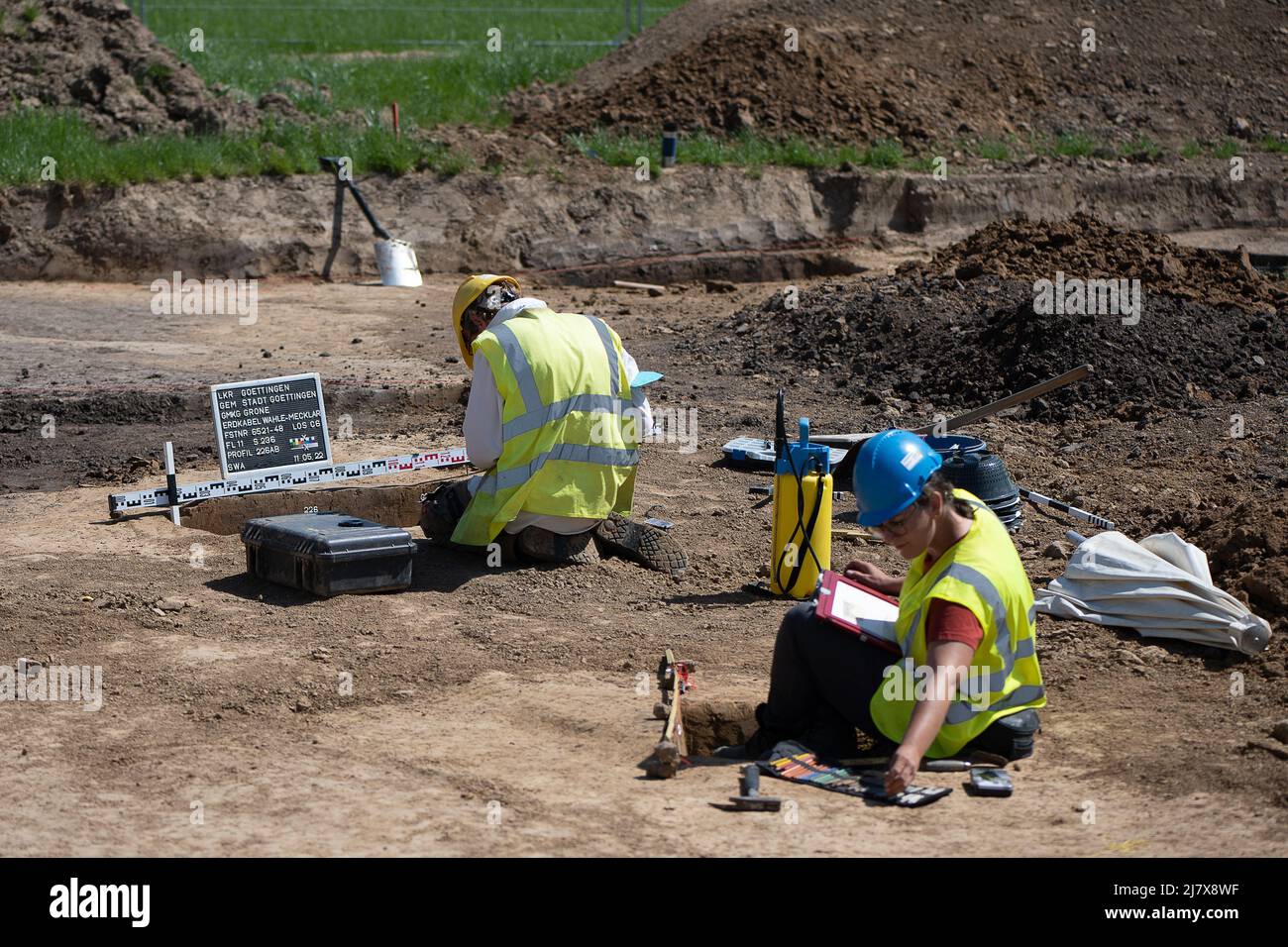 Lower Saxony, Göttingen: 11 May 2022, Excavation employees work at the archaeological site. The electricity grid operator Tennet has discovered a settlement and a burial site from the Neolithic period during civil engineering work in Göttingen. Photo: Swen Pförtner/dpa Stock Photo