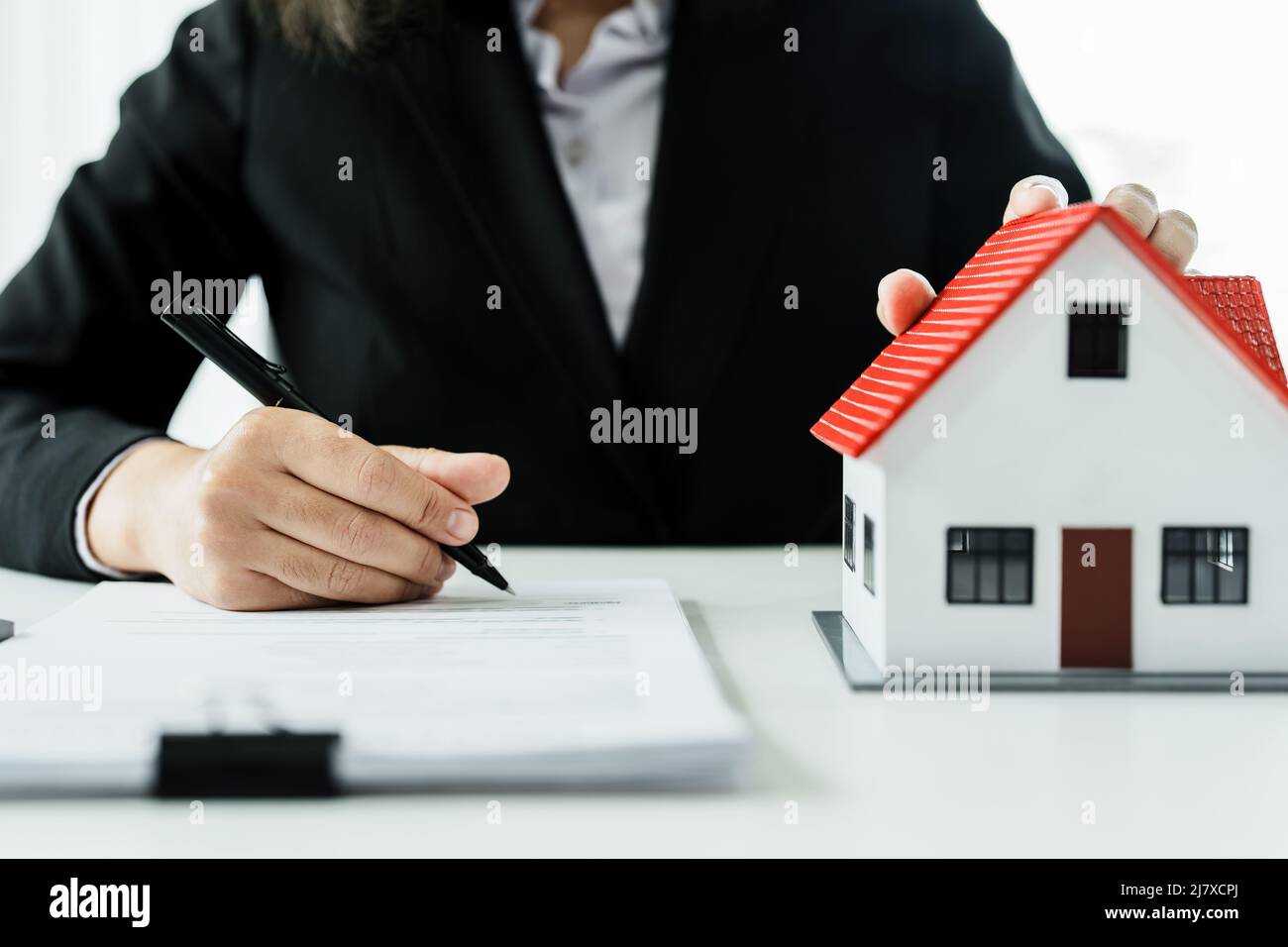 Reading house lease agreement hi-res stock photography and images - Alamy