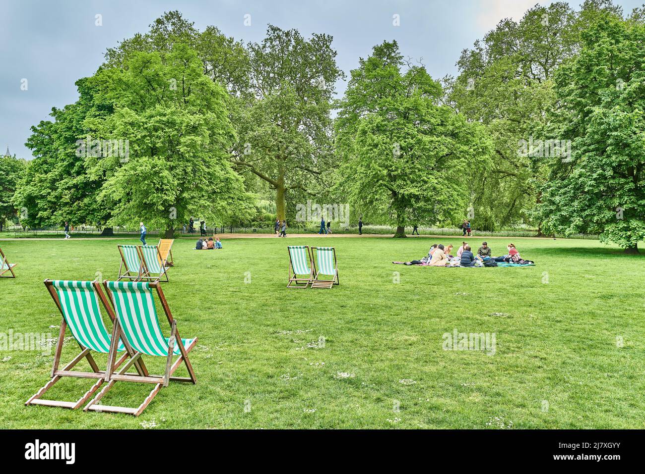 Deck chairs in St James's park, London, England Stock Photo - Alamy