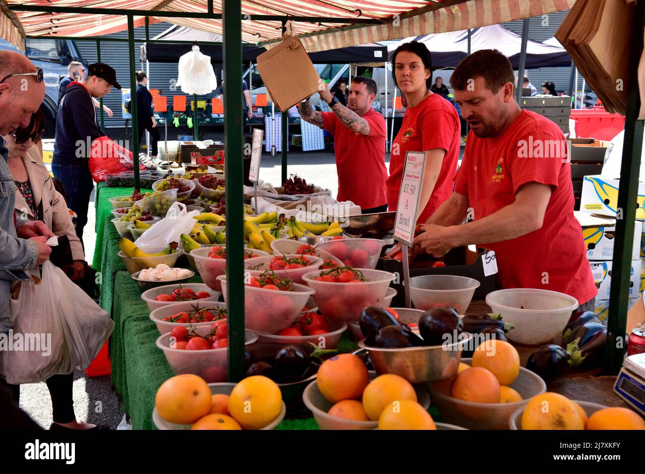Sunday outdoor market fruit and veg stall Stock Photo