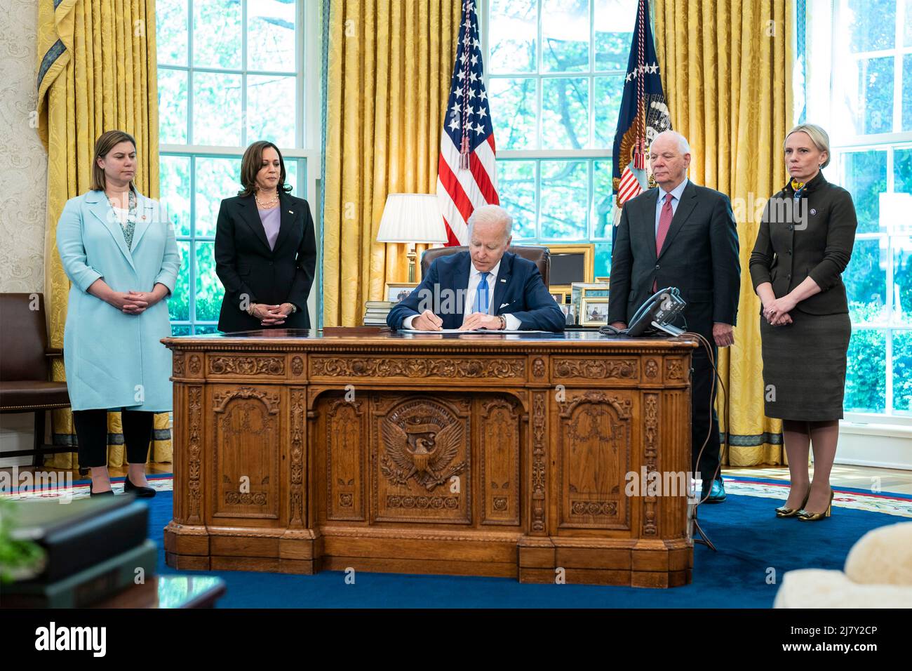 Washington, United States of America. 09 May, 2022. U.S President Joe Biden, center, signs the Ukraine Democracy Defense Lend-Lease Act of 2022, in the Oval Office of the White House, May 9, 2022 in Washington, D.C. Attending the signing ceremony from left to right are: Rep. Elissa Slotkin, Vice President Kamala Harris, Sen. Ben Cardin, and Rep. Victoria Spartz. Credit: Adam Schultz/White House Photo/Alamy Live News Stock Photo