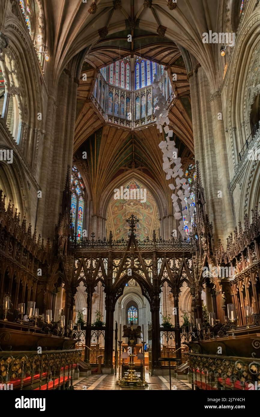 The choir stalls, carved wooden rood screen, Octagon Tower and Lantern of Ely Cathedral Stock Photo