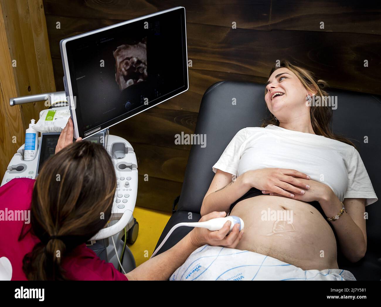 2022-05-11 14:48:35 AMSTERDAM - A pregnant visitor undergoes a fun ultrasound on the first day of the Nine Months Fair in the RAI. It is the first time since the outbreak of the corona pandemic that the fair on pregnancy and babies is taking place again. REMKO DE WAAL netherlands out - belgium out Stock Photo
