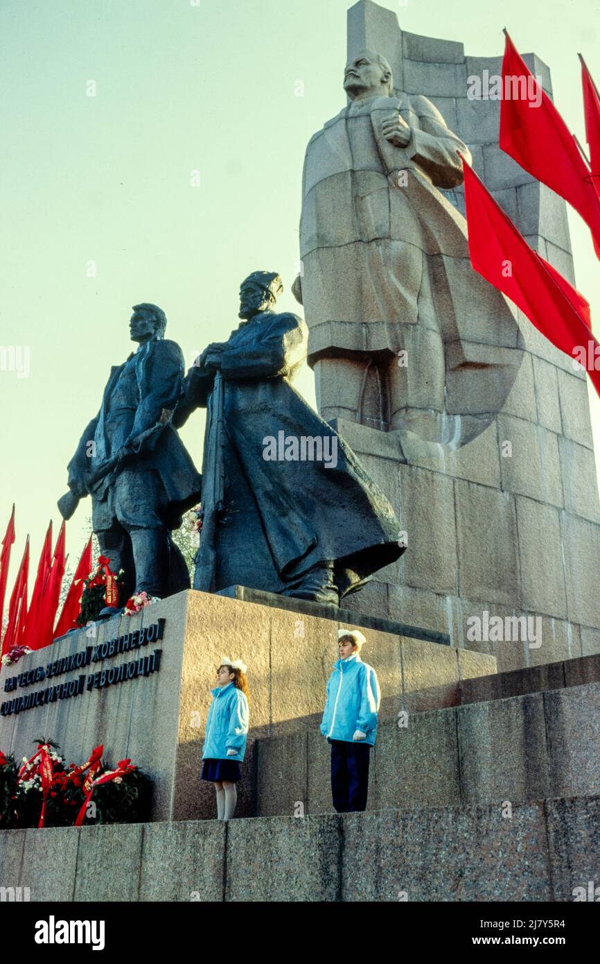 Schools conduct ceremonies at the statue of Lenin in the main square in Kiev, Ukraine, in the days before Revolution Day, on 7th November 1989 Stock Photo