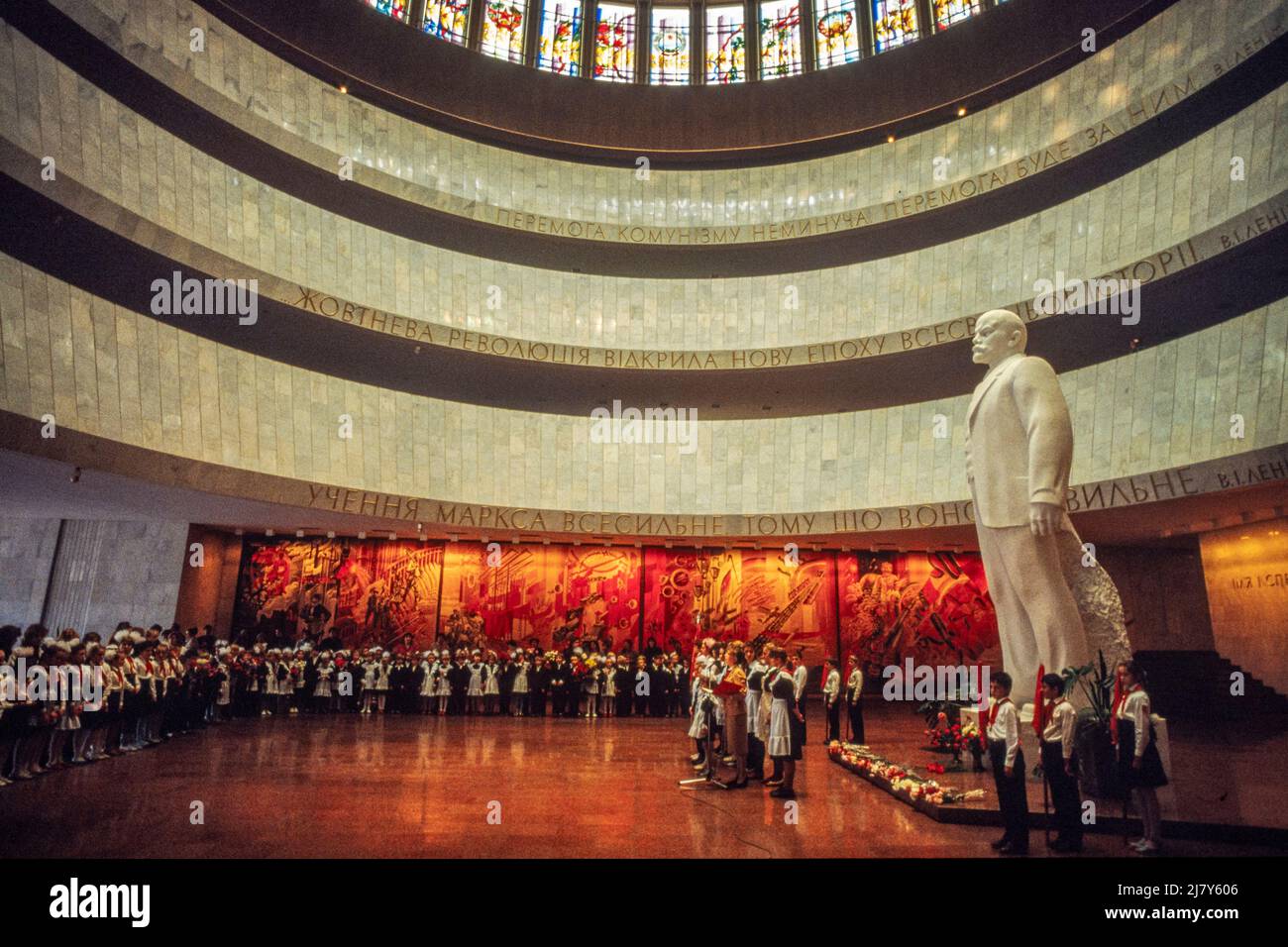 Schools conduct ceremonies at the statue of Lenin in the Lenin Museum in Kiev, Ukraine, in the days before Revolution day on 7th Nov 1989. Stock Photo