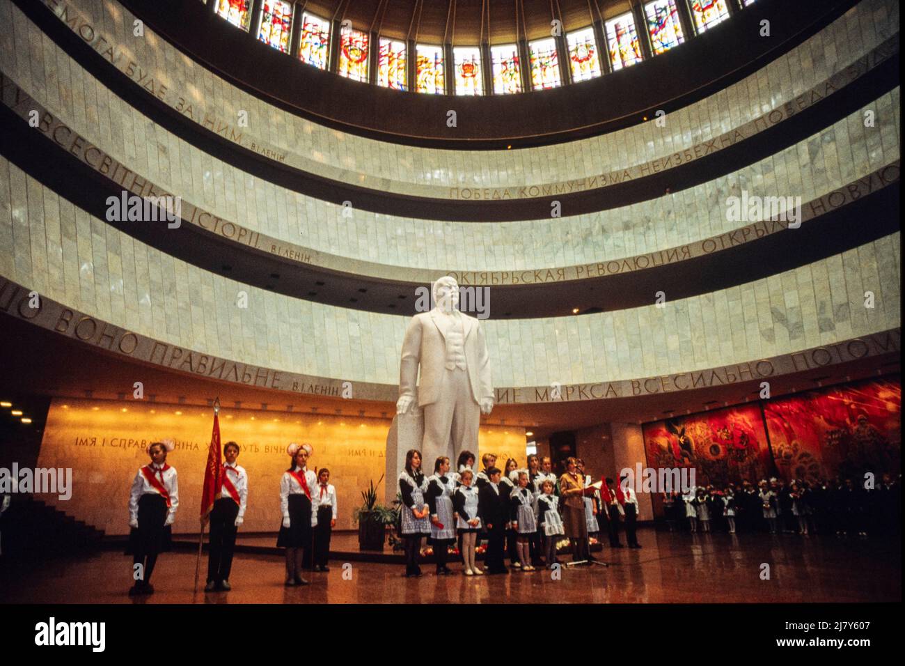 Schools conduct ceremonies at the statue of Lenin in the Lenin Museum in Kiev, Ukraine, in the days before Revolution Day, on 7th November 1989 Stock Photo