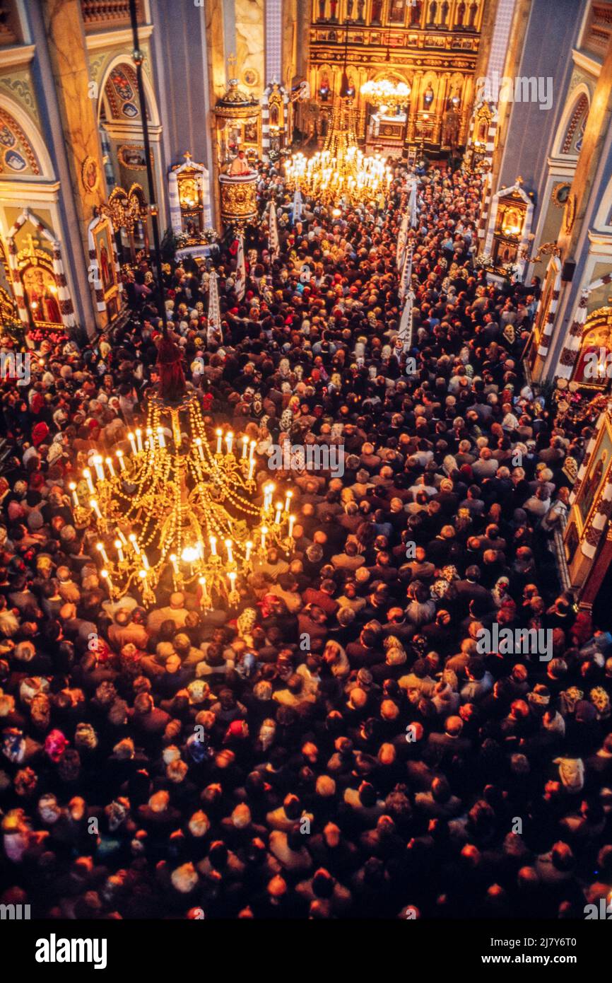 The congregation packs into the Church of the Transfiguration in Liviv, Ukraine, in the first Catholic service to be held in the church since 1946,  29 Oct 1989 Stock Photo