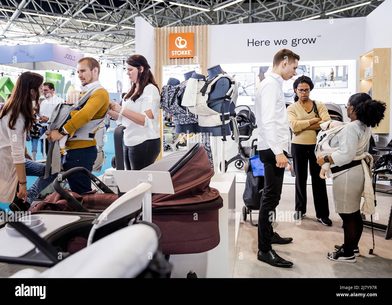 2022-05-11 15:24:20 AMSTERDAM - Visitors test baby carriers on the first day of the Nine Months Fair in the RAI. It is the first time since the outbreak of the corona pandemic that the fair on pregnancy and babies is taking place again. REMKO DE WAAL netherlands out - belgium out Stock Photo