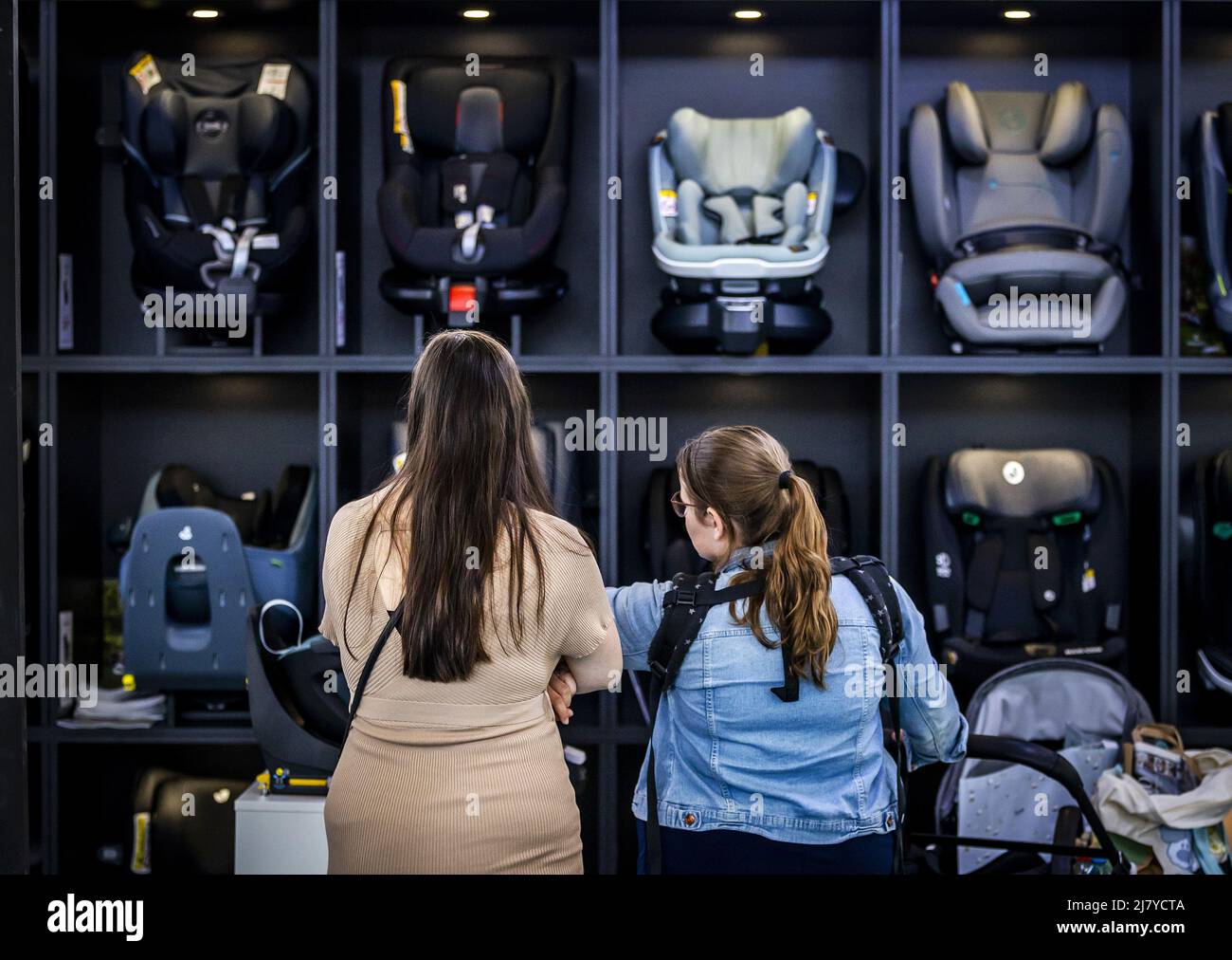 2022-05-11 15:21:24 AMSTERDAM - Visitors look at car seats on the first day of the Nine Months Fair in the RAI. It is the first time since the outbreak of the corona pandemic that the fair on pregnancy and babies is taking place again. REMKO DE WAAL netherlands out - belgium out Stock Photo