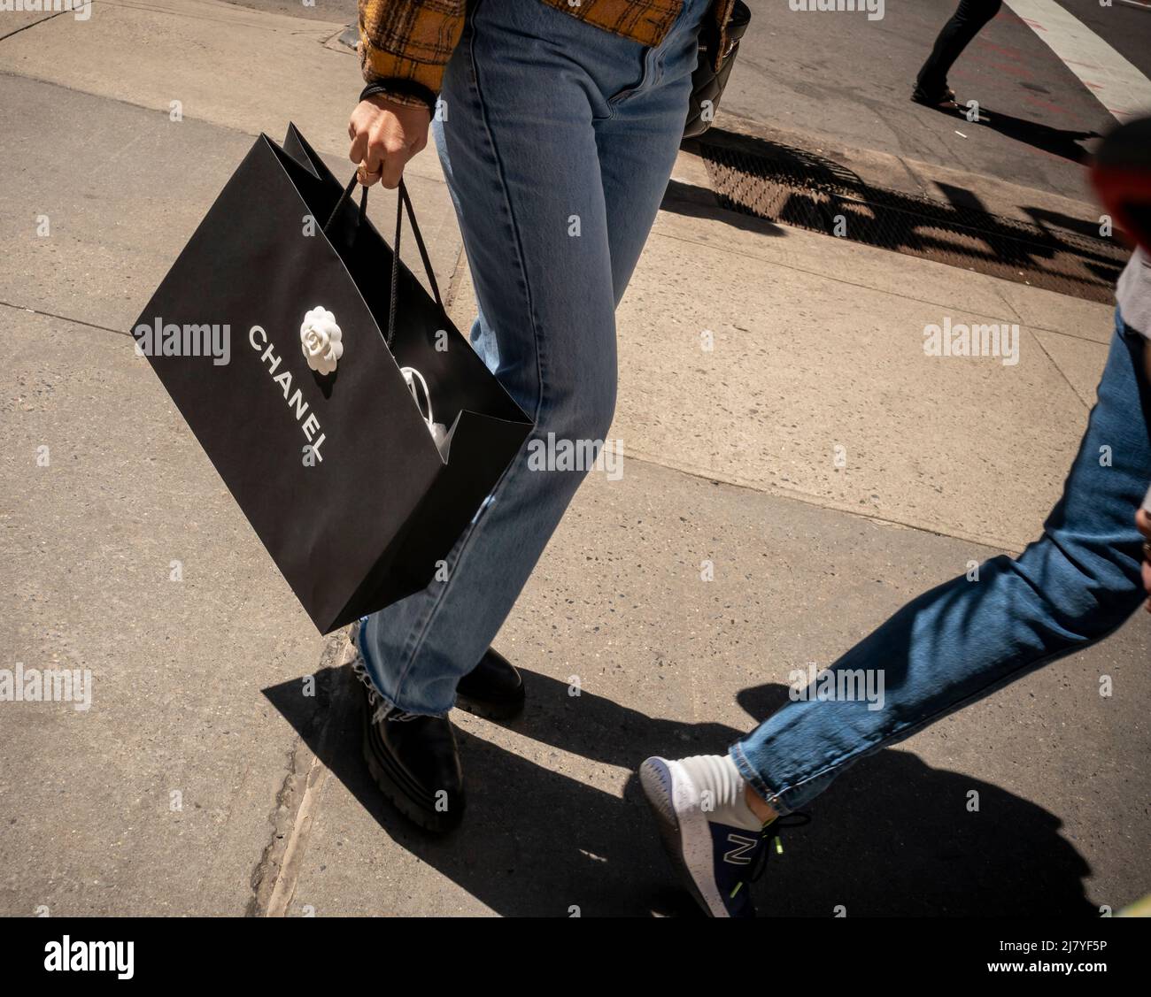 Chanel shopping bag hi-res stock photography and images - Alamy