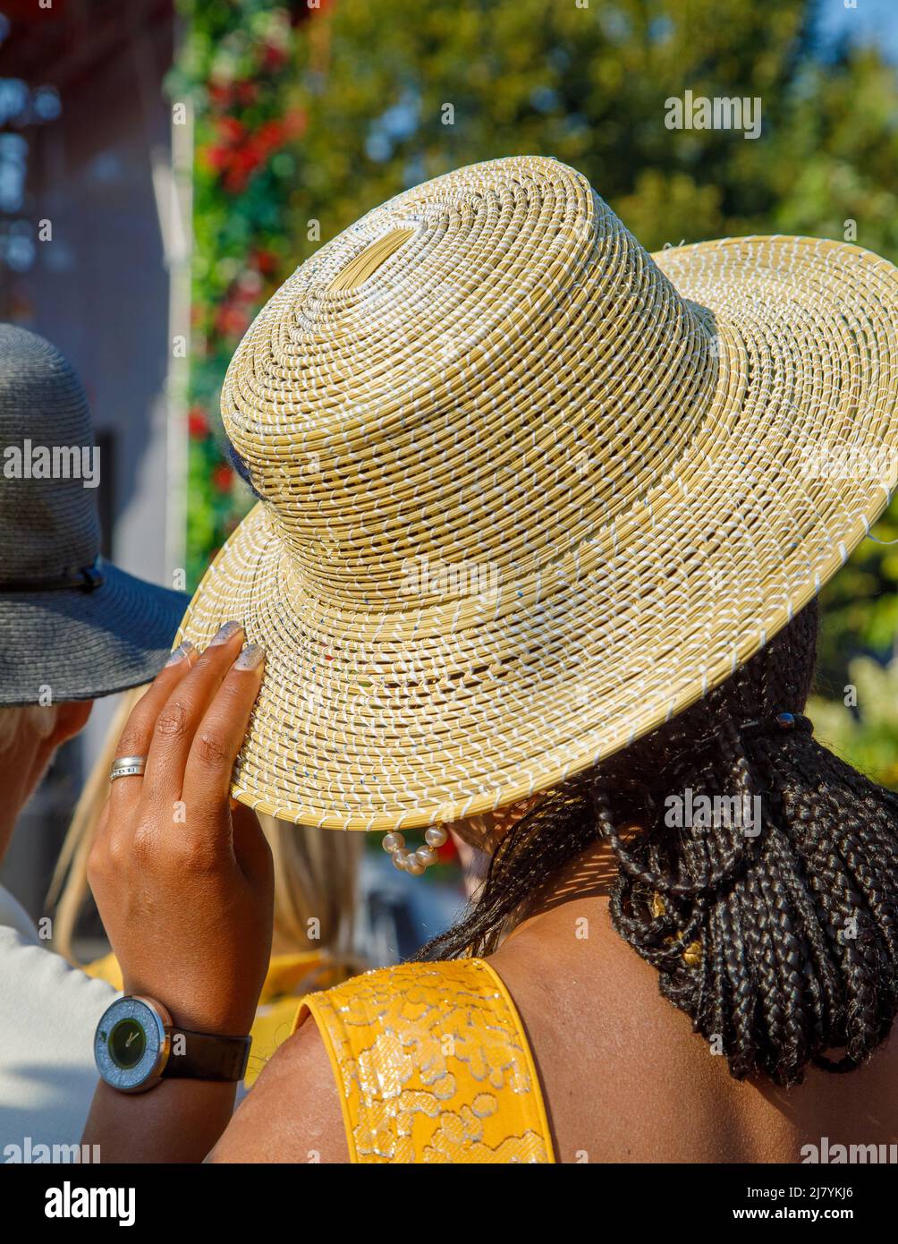 A black woman in a straw hat takes shelter from the sun Stock Photo - Alamy