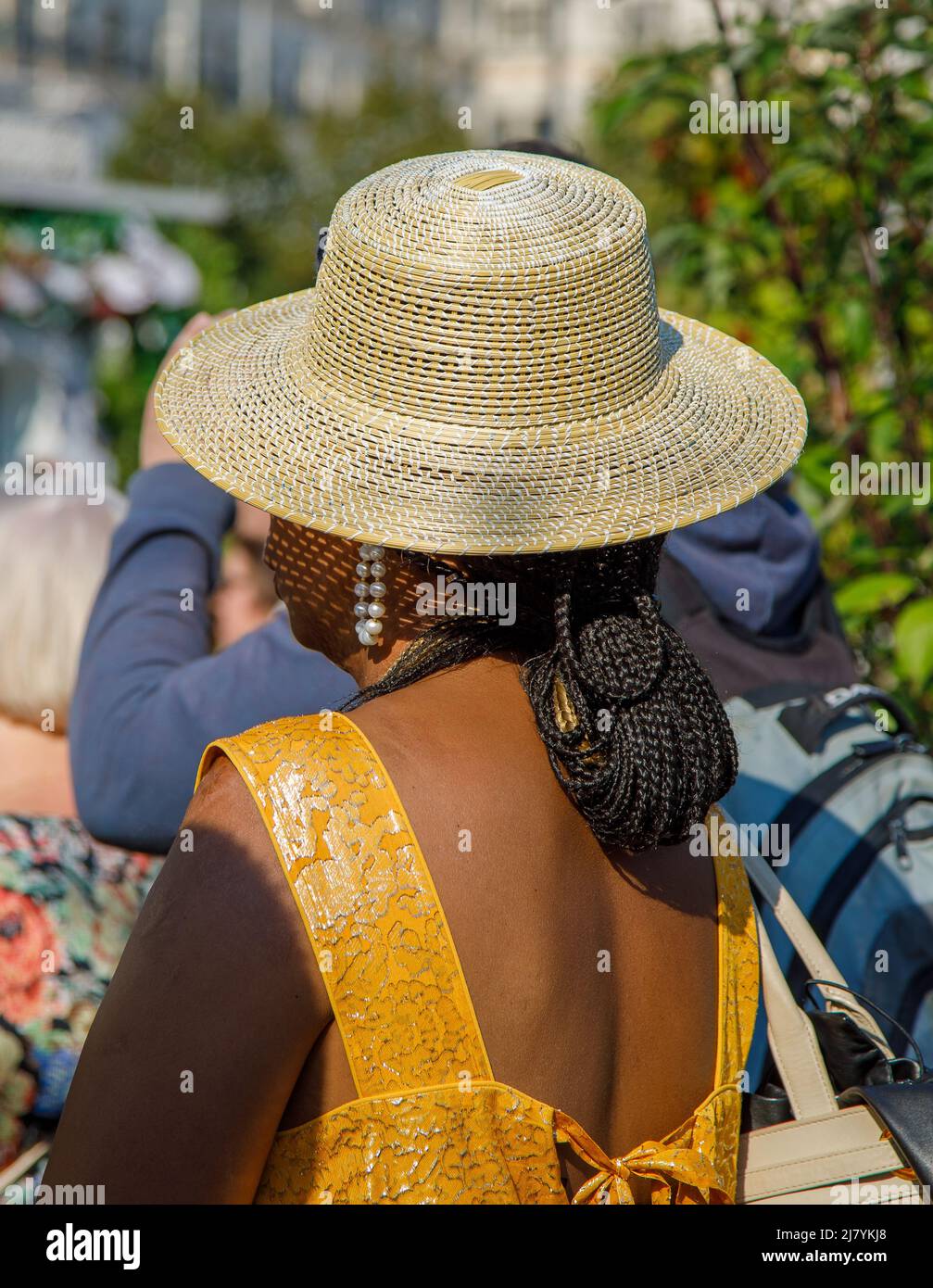 A black woman in a straw hat takes shelter from the sun Stock Photo - Alamy