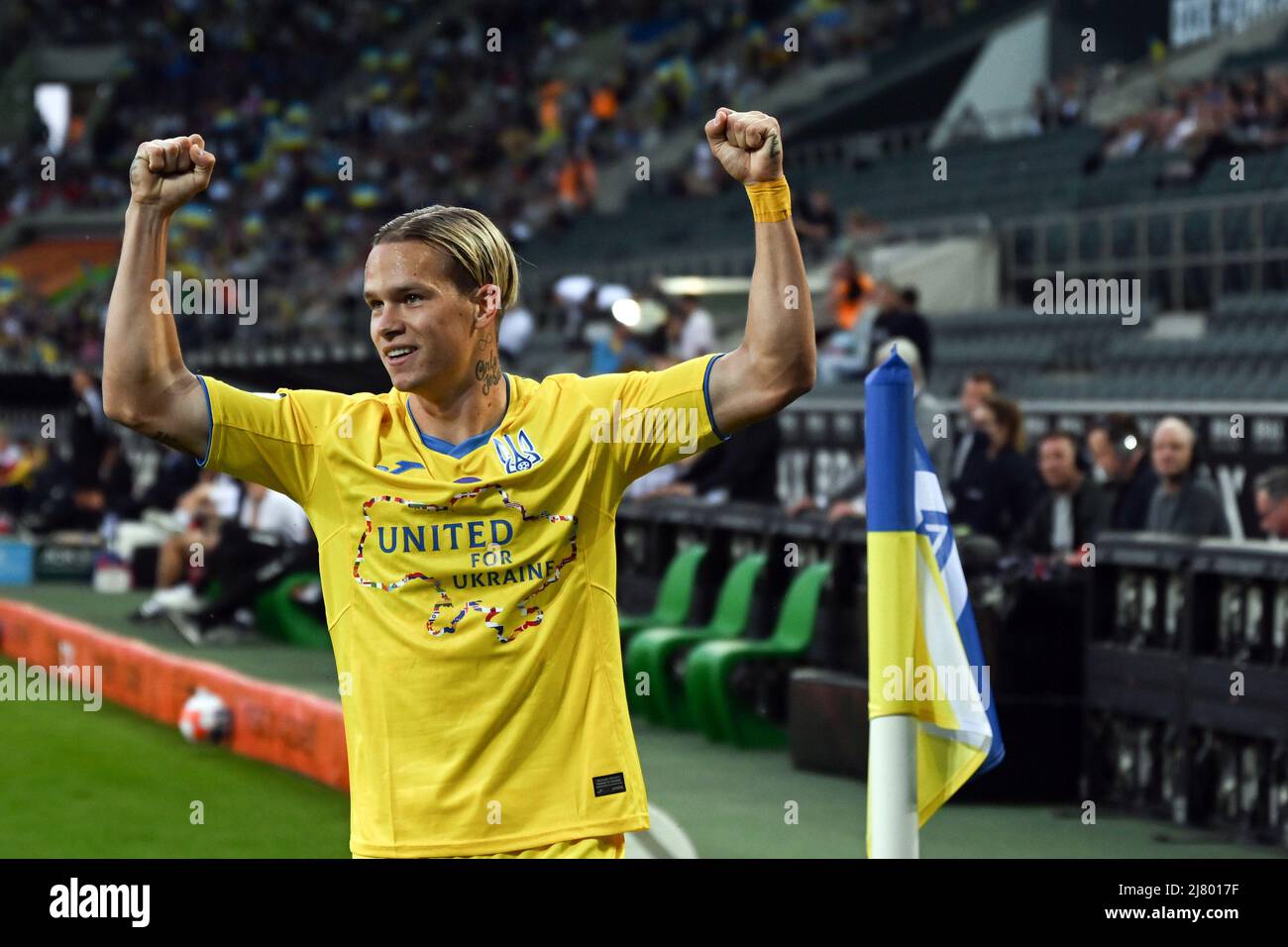 Dresden, Germany. 23rd July, 2022. Soccer: 3rd league, SG Dynamo Dresden - TSV  1860 Munich, Matchday 1, Rudolf Harbig Stadium. Dynamo's Kevin Ehlers  (l-r), Tim Knipping and Dennis Borkowski emotional. Credit: Robert