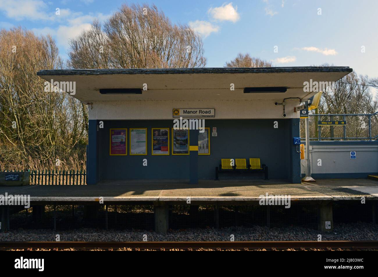 MANOR ROAD. WIRRAL. ENGLAND. 03-12-21. The platform shelter at Manor Road railway station Hoylake. on the Merseyrail electric route to West Kirby. Stock Photo