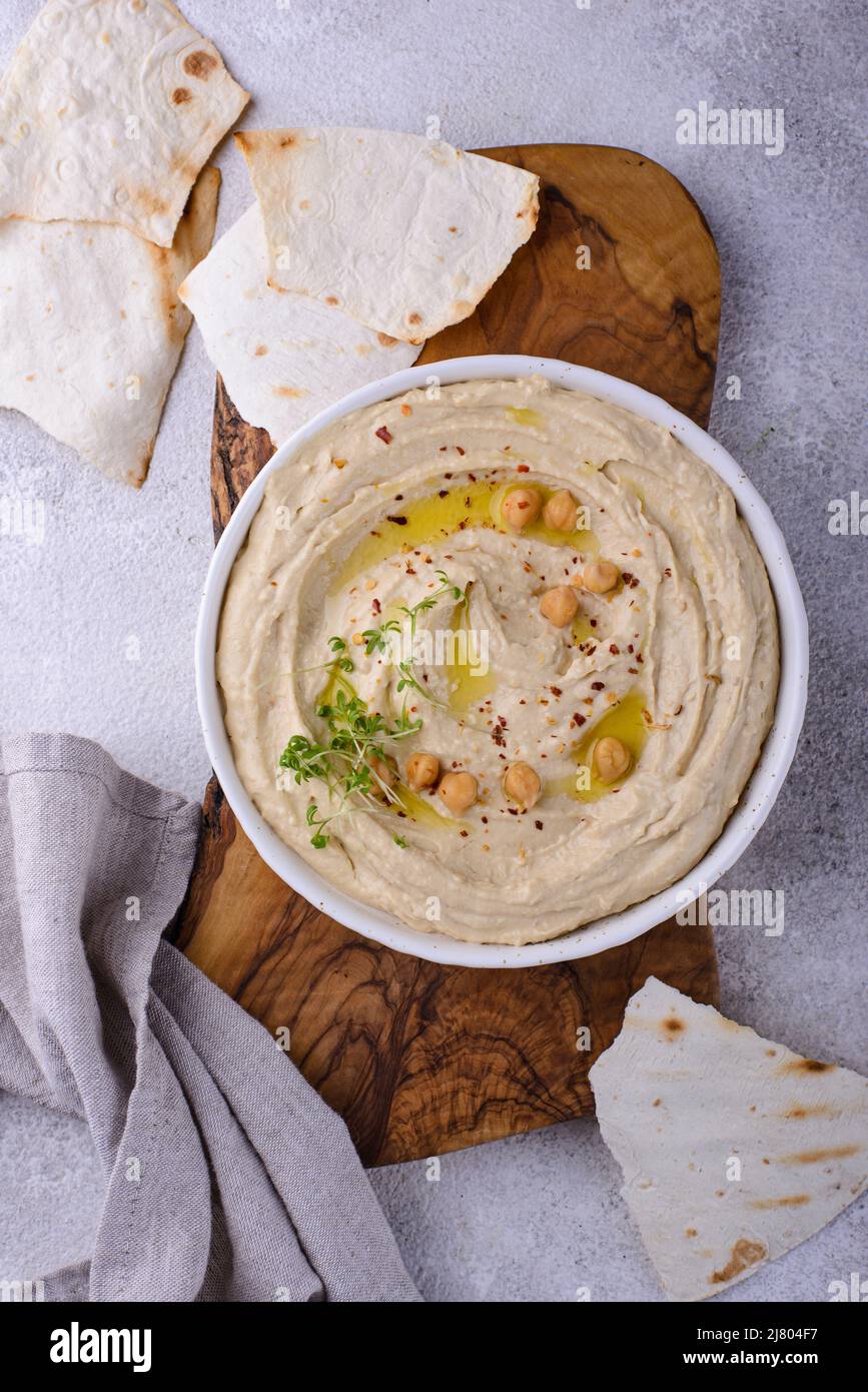 Hummus from chickpeas and pita bread Stock Photo - Alamy