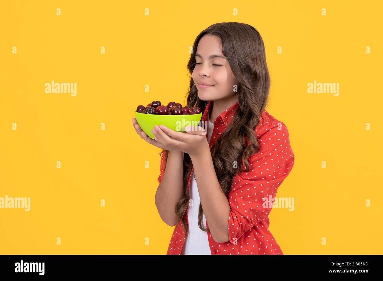 Child smelling food hi-res stock photography and images - Alamy