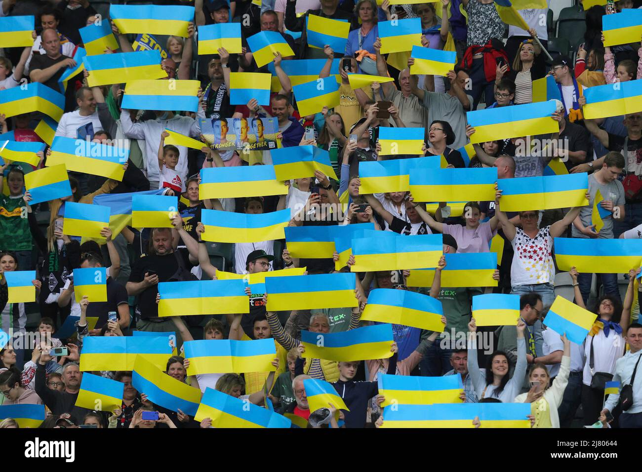 Gladbach, Deutschland. 11th May, 2022. firo: 11.05.2022 Fuvuball: Soccer: Benefit game VfL Borussia Mv?nchengladbach, Borussia Monchengladbach - Gladbach - Ukraine Ukrainian national team in favor of the victims of the war of Putin's attack Russia flags, fans, refugees Credit: dpa/Alamy Live News Stock Photo