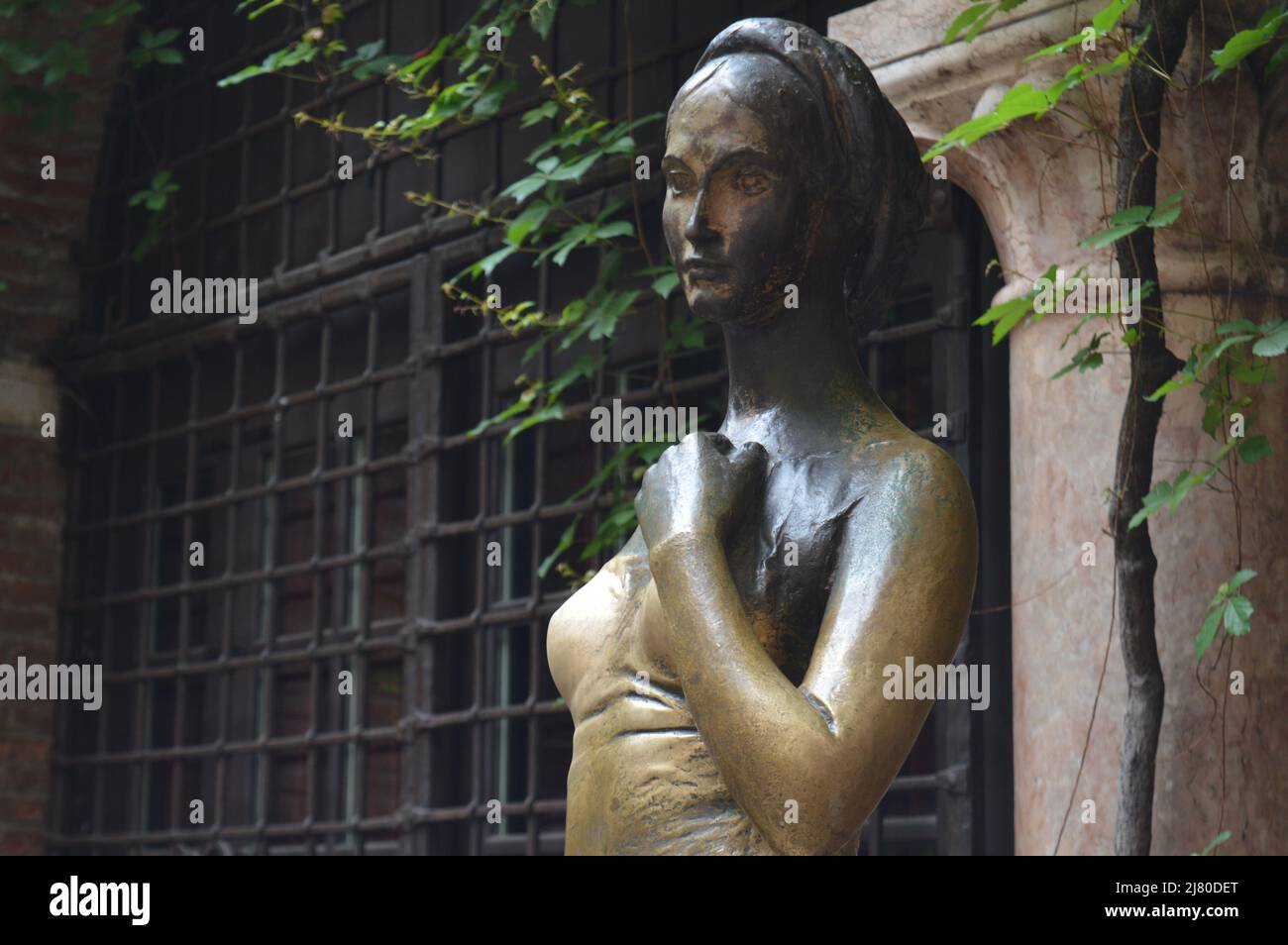 Verona, Italy. May 07, 2022: A bronze statue of Juliet stands in the courtyard at Casa di Giulietta (Juliet's House). Credit: Birju Stock Photo